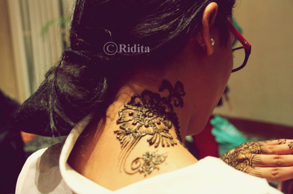 ridita-henna-on-the-neck